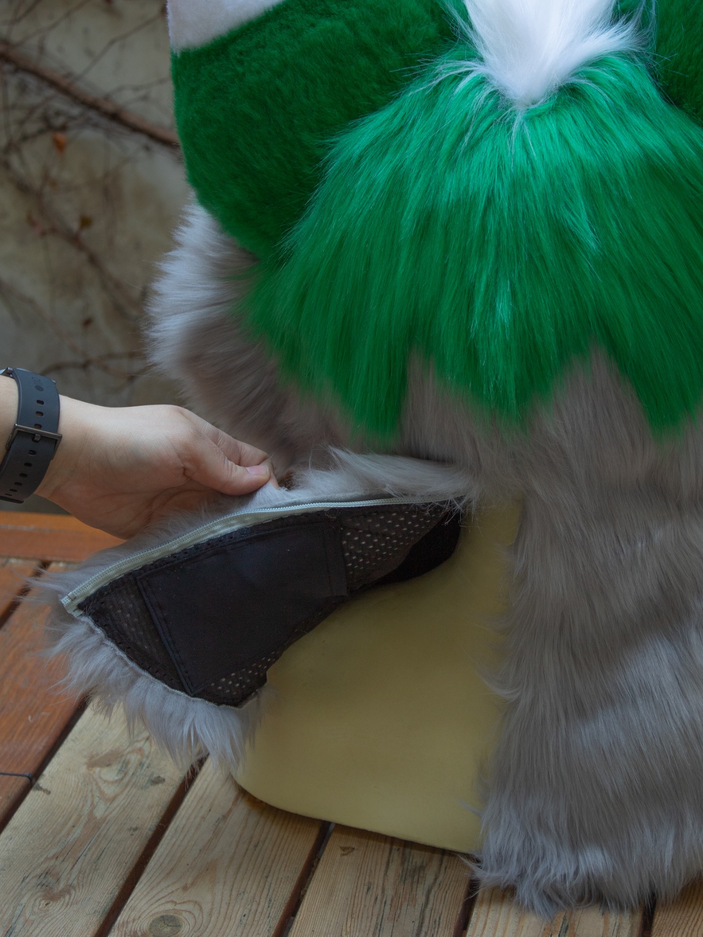 zipper on the neck + airtag pocket