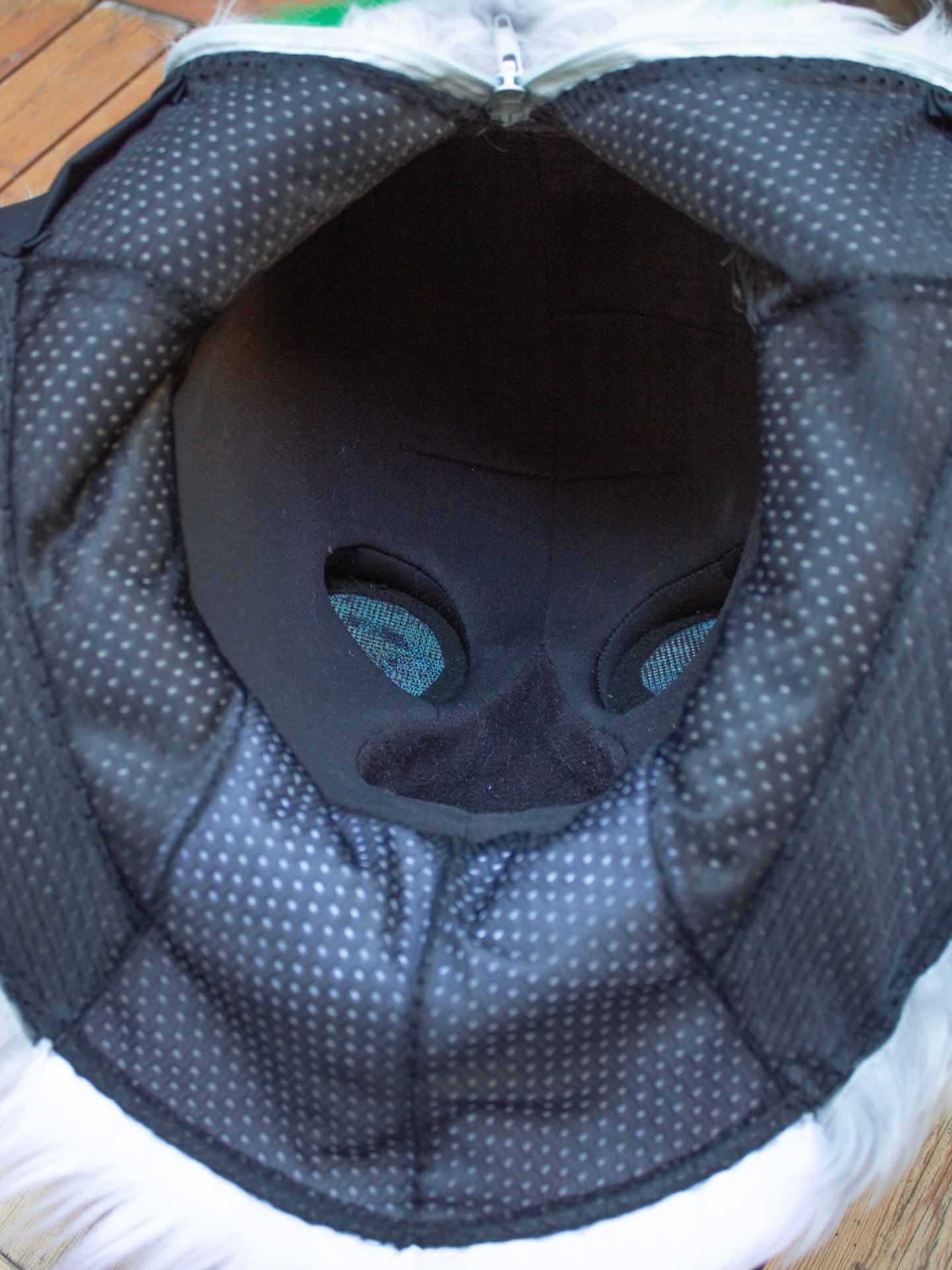 Neoprene lined head + mesh lining on neck